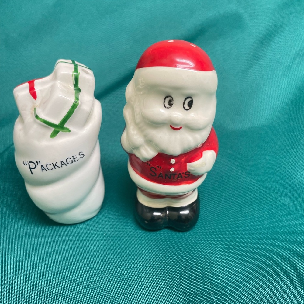 🎄Vintage Santa and Sack Shaker Set - Red, White, Black, Green
